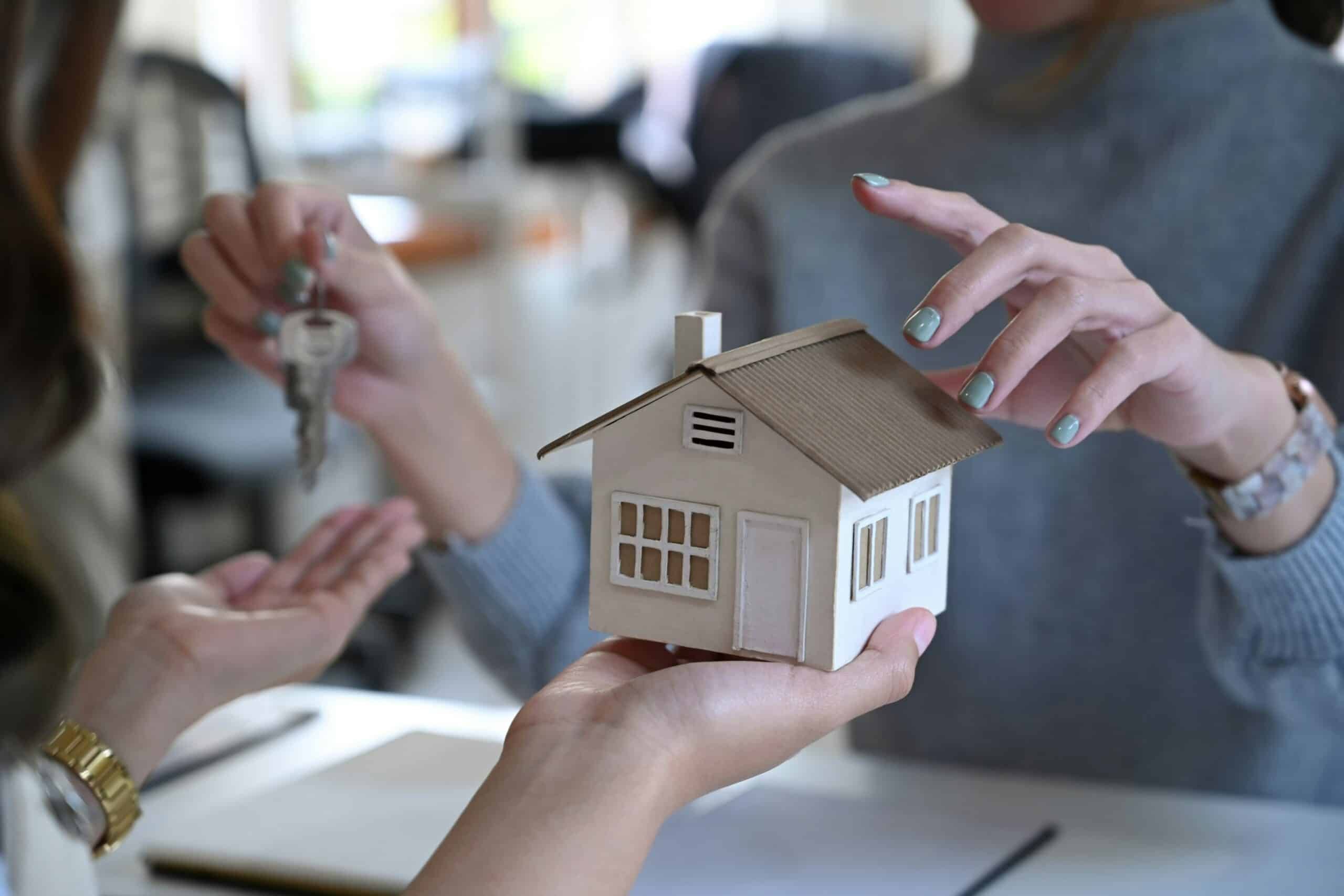 Venta de una vivienda española con hipoteca y compra de otra nueva
